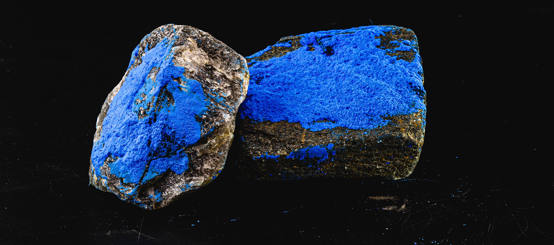 Mineral resource with blue cobalt compounds